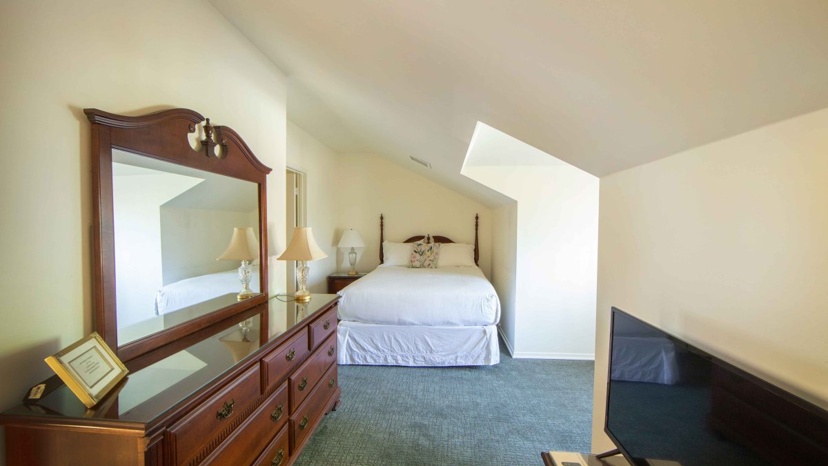 Alumni House Bedroom 1