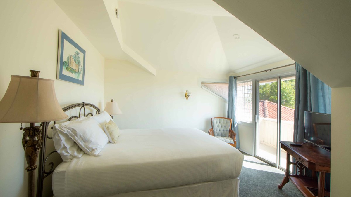 Bedroom 4 in Alumni House
