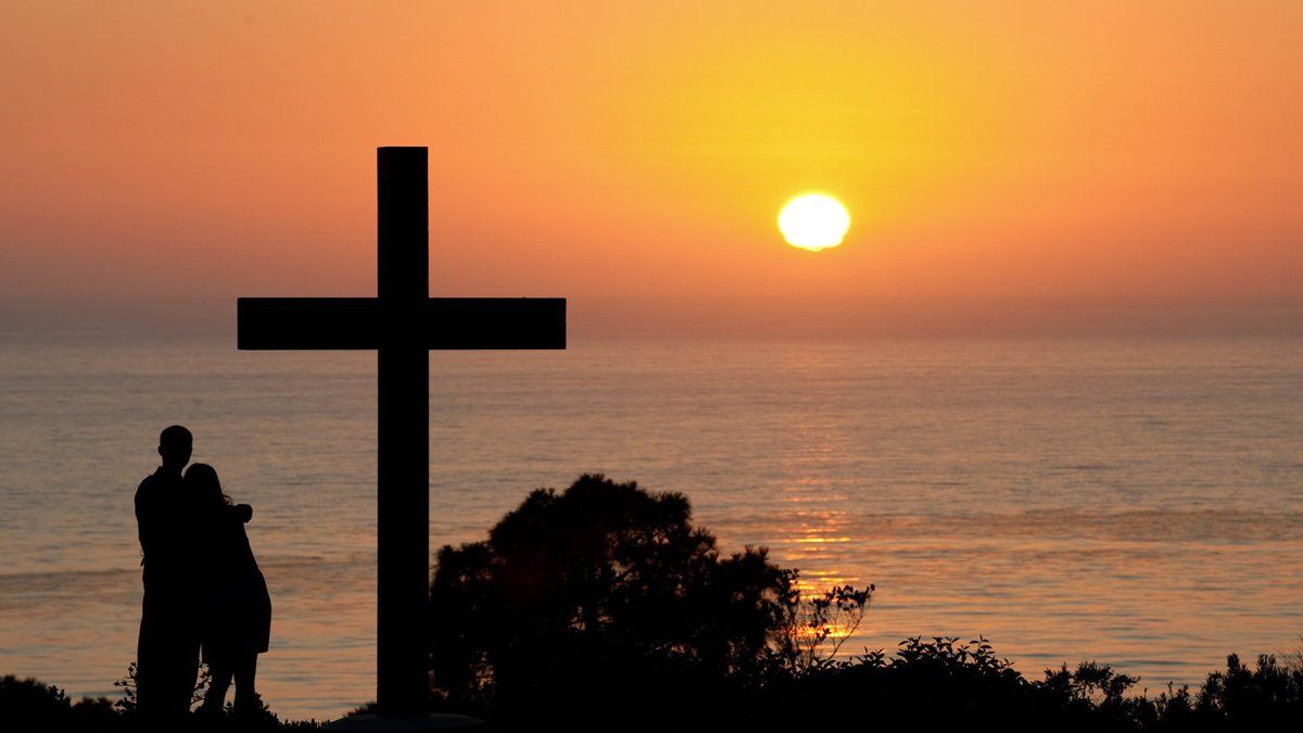 PLNU Students Pause to Watch a Sunset from the Cross at PLNU
