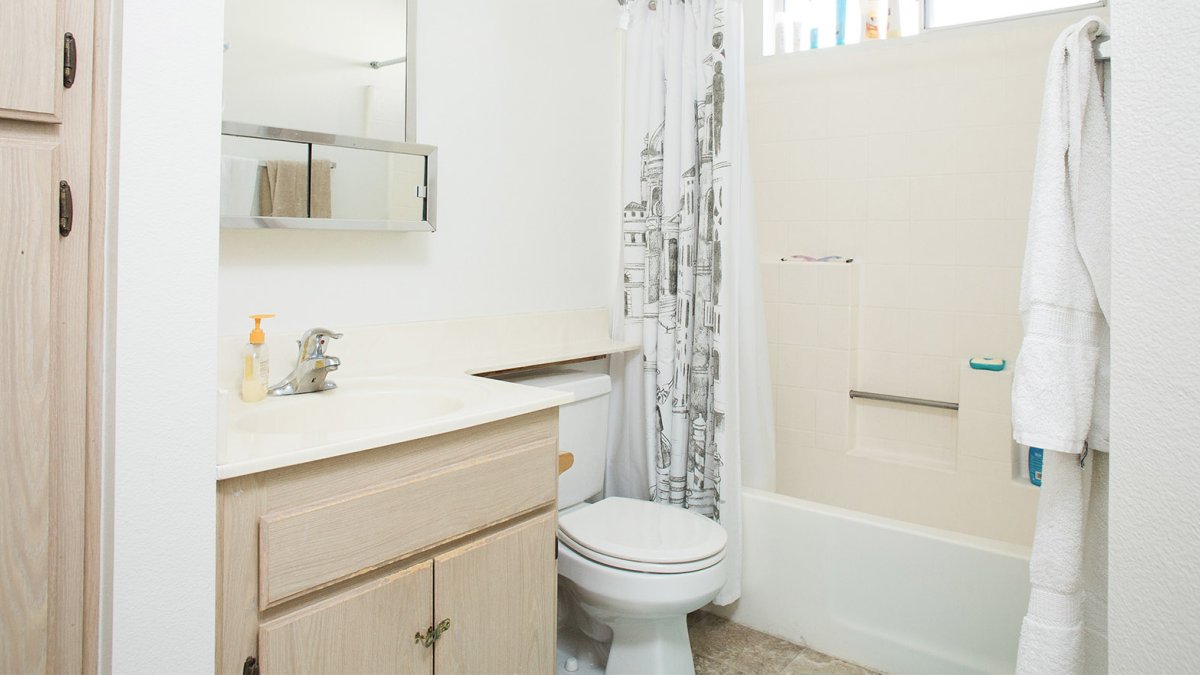 A full bathroom in Flex Apartments.