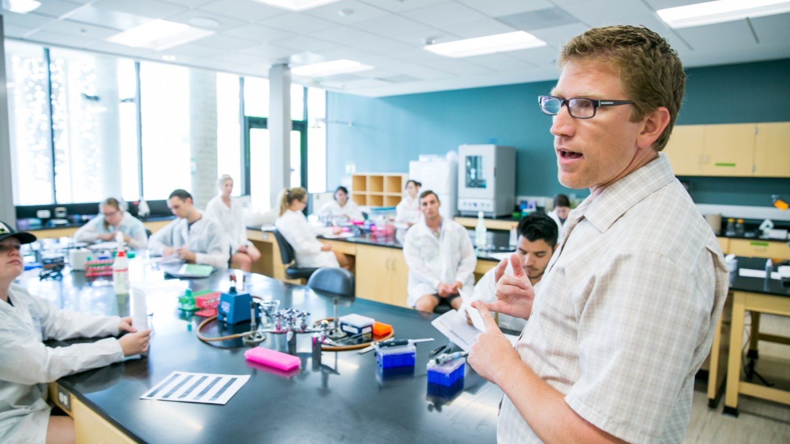 PLNU professor Dave Cummings giving a Biology lecture to a class in a science lab