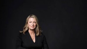 Kristin Hannah headshot