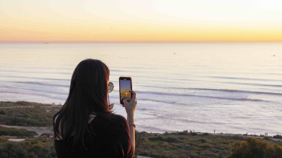 Student takes photo of ocean sunset on her phone