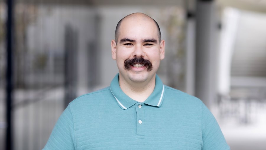 Portrait headshot of Luis Barreto Jr.