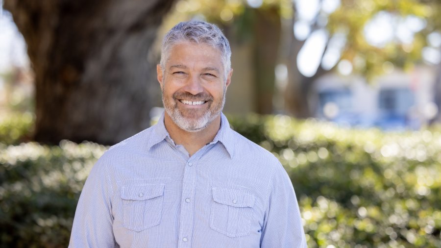 Portrait shot of Dan Bos.
