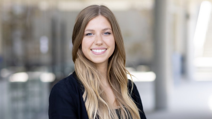 Headshot of Laura Decker