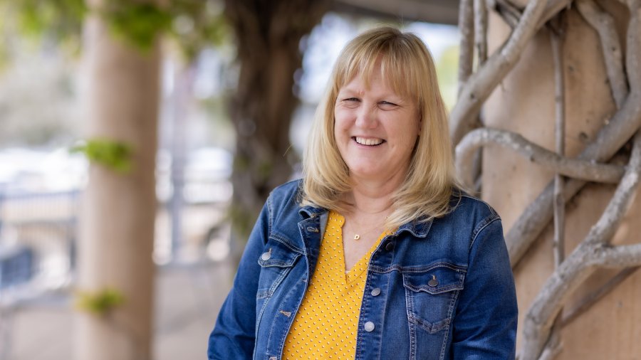 Dana Hojsack Headshot