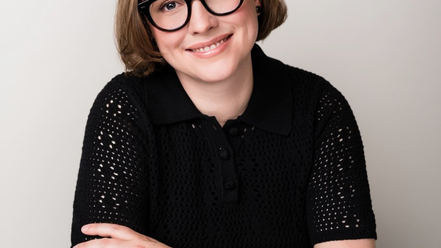 Holli Carrell Headshot