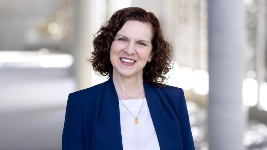 Holly Irwin Headshot