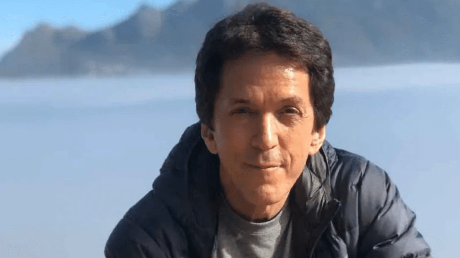 Mitch Albom headshot