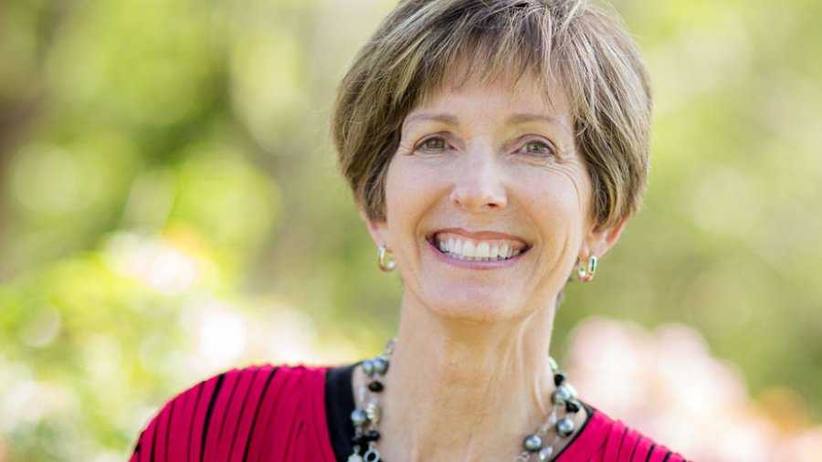 Kelly Mitchell Headshot