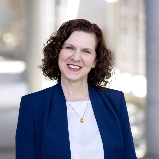 Holly Irwin Headshot