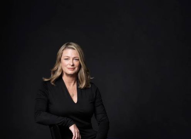 Kristin Hannah headshot