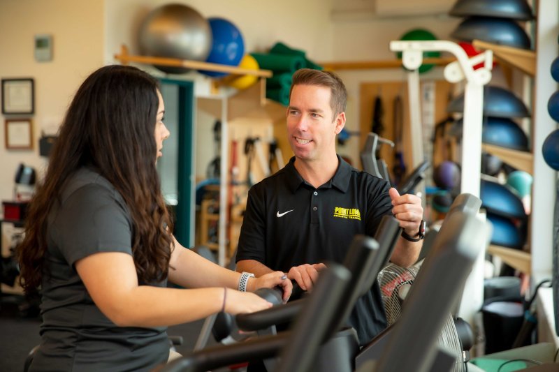 A trainer helps a person with healthy living