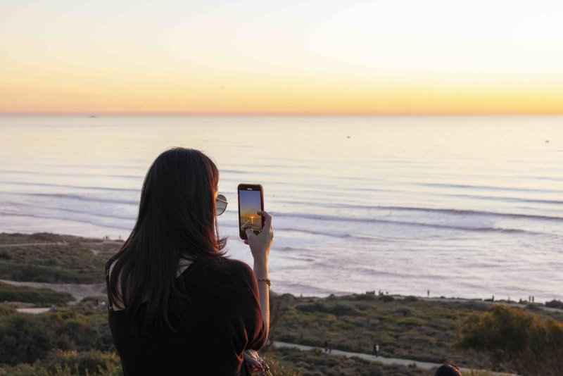 Student takes photo of ocean sunset on her phone